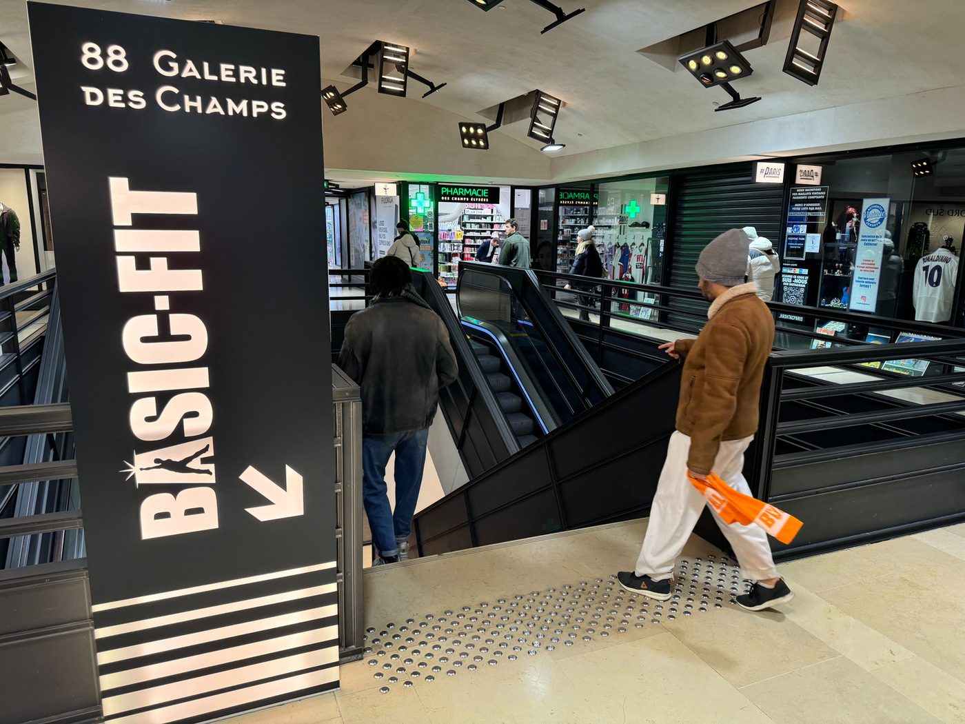 Salle Basic-Fit des Champs-Élysées